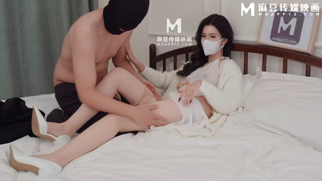 [笨蛋小剧情] 肉丝淫妻欲壑难填??不满老公加班背着老公NTR，玩弄白虎小穴淫水溢出，开腿艾草