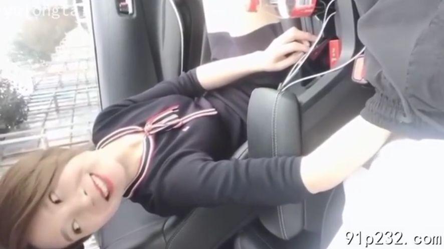 轻熟少妇白天露脸在副驾驶熟练的玩车震