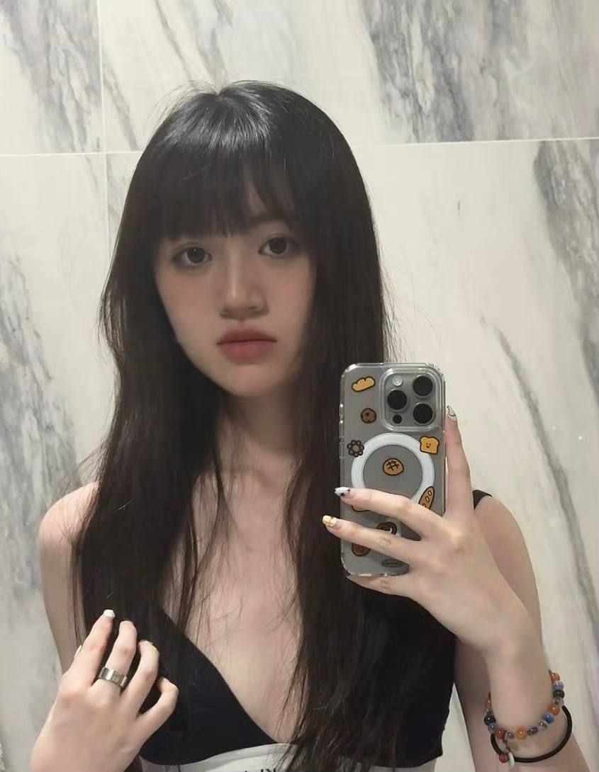短发颜值女大虽然咪咪有点小，但是皮肤粉嫩，屁股大，毛毛浓郁淫水多