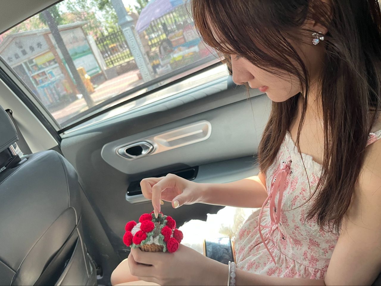 这是个好女孩吗，去网吧也不玩游戏，背英语单词呢，可是在床上舔屌很熟练啊，看来也经常练习吧，被男友拍一堆视频