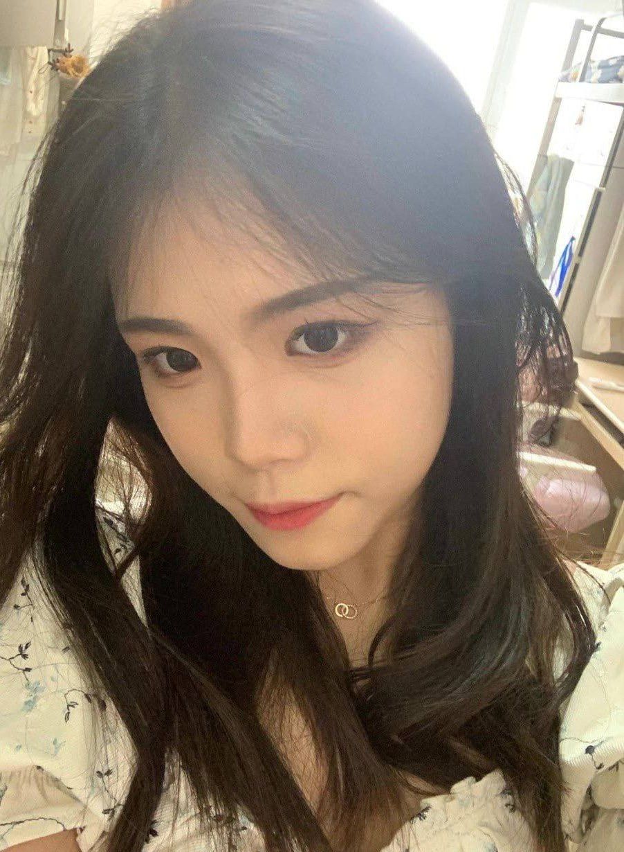 极品高颜值大学女神穿着jk制服被男友后入调教