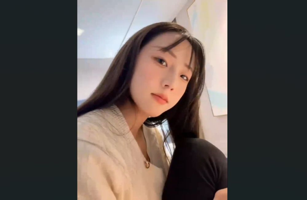 超可爱高三清纯学生美少女，经常在TikTok展示擦边私拍，钓到一个大叔金主，被包养调教，在各种场景野外做爱，骚气十足