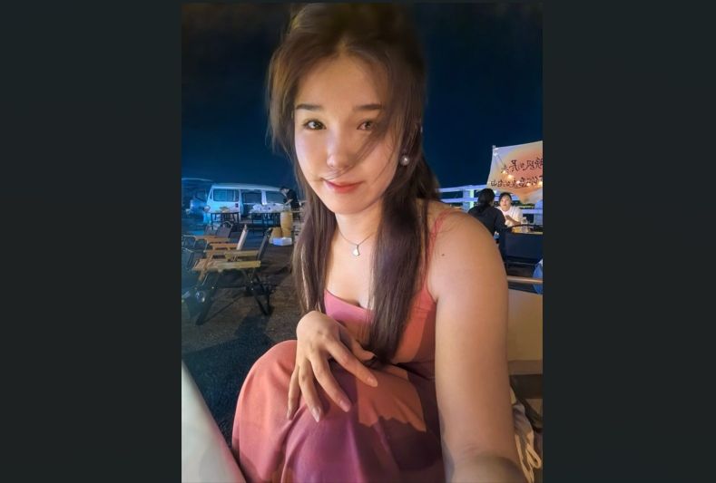 高颜值初恋甜妹的感觉，私下里穿黑丝自慰给男友看，趴在腿上不停的口