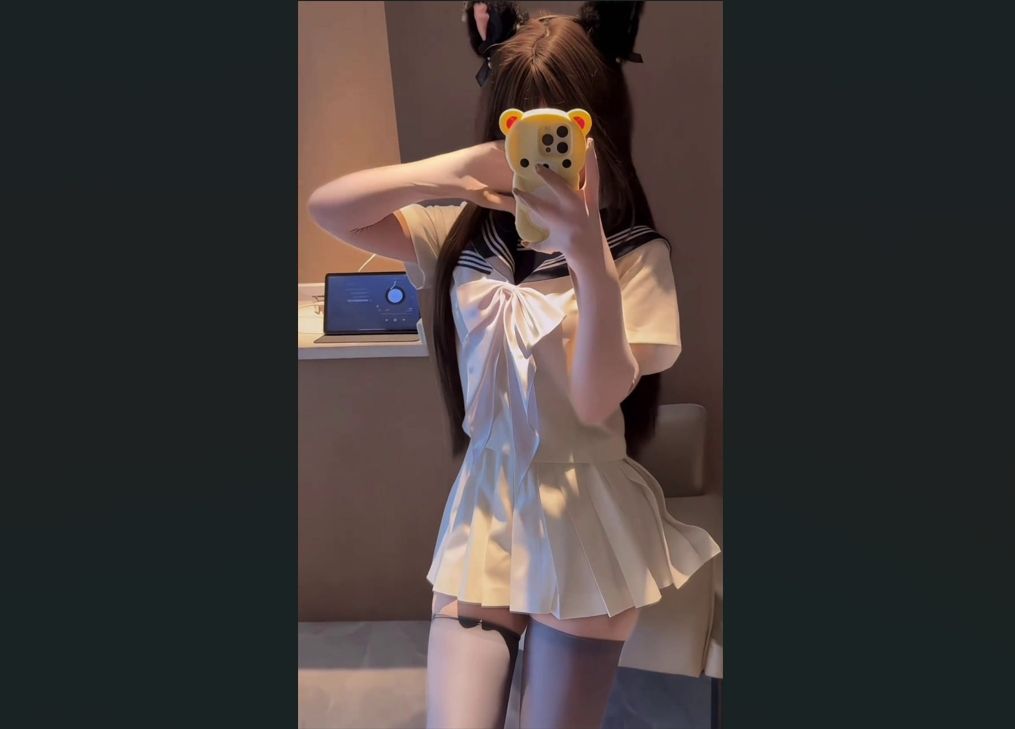 极品大学生穿着粉色小裙和渣男约会，回到出租屋就被推倒拿下，骚话不断被操的高潮抽搐