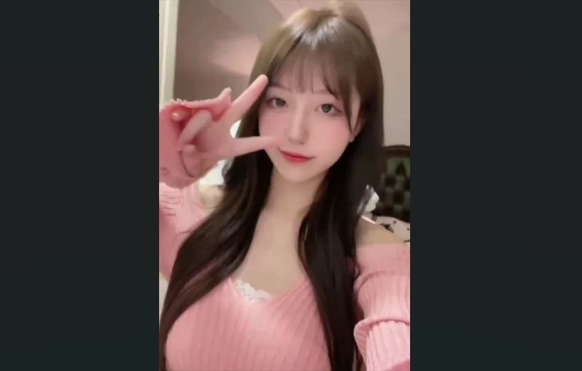 高颜值清纯甜妹大学生拍大尺度视频更反差啊，多少人的女神啊也会露出嫩穴和胸自拍