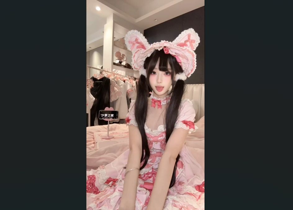 很好看的大学生穿洛丽塔服装自慰，这小穴是真的又粉又嫩