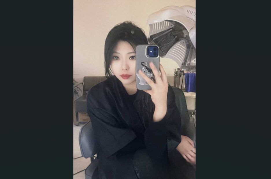 超骚的学生妹床上很主动被无套操穴,全部露脸，对着镜头乖巧淫笑！