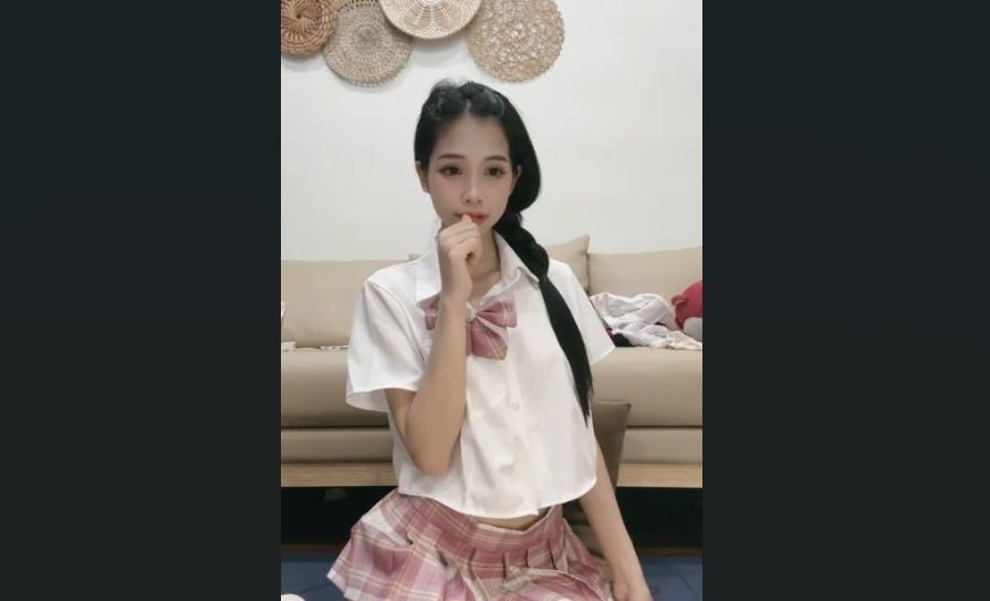 漂亮大学生为了赚钱给金主的私拍视频，被远程调教自慰