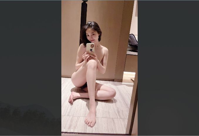 极品人妻自学瑜伽保持身材，穿上情趣制服诱惑力拉满了，这是又骚水又多