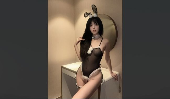 巨乳大学生穿着性感情趣服装自慰，把自己弄到高潮