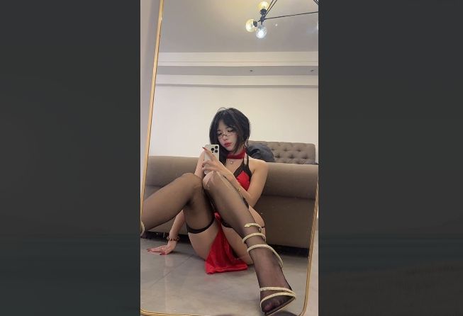 东北红衣黑丝反差婊！外表清纯穿着COS装，红衣黑丝反差拉满，口交后入双管齐下，尺度直接爆表