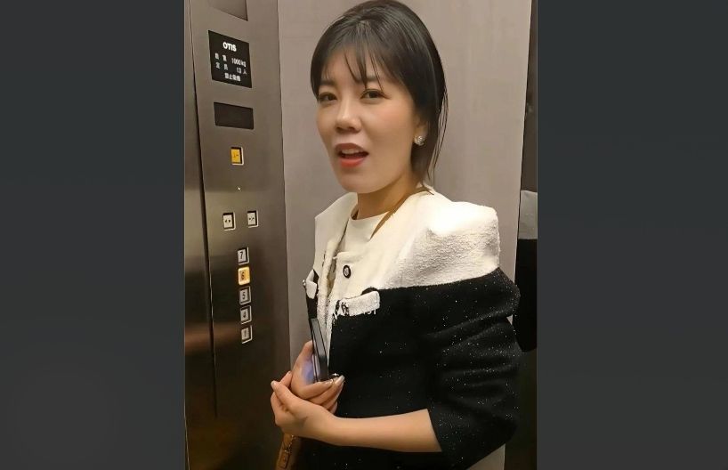 气质十足的人妻少妇孙晔子被训成母狗，跪在地上给主人口