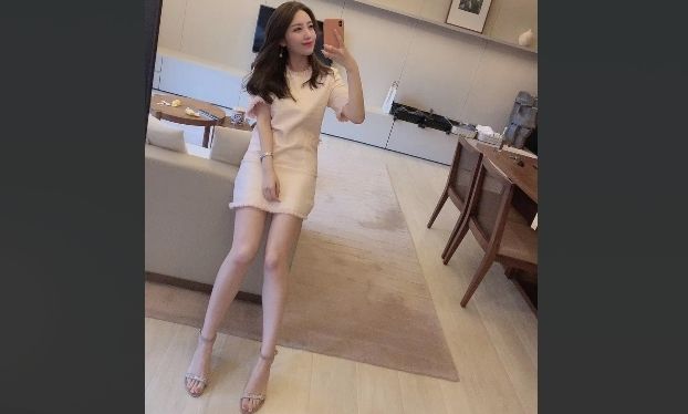 高颜值少女被彻底调教成骚母狗，骑乘女上位无套猛干内射，反差婊一枚