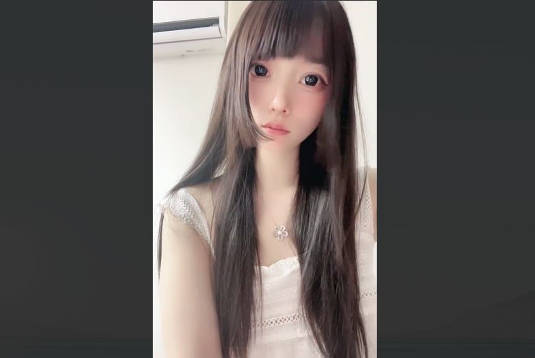 身材超棒的精神小妹，害羞的露出美乳用道具摩擦嫩穴