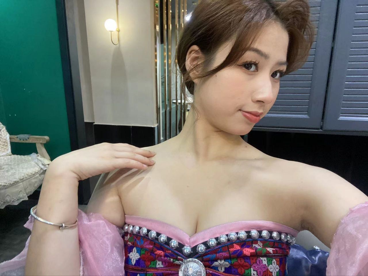 苗条丰满喜欢吃鸡的白嫩大学生，深喉吃鸡吃硬后，直接撅起自己的蜜桃臀大屁股无套后入，太紧了真带感