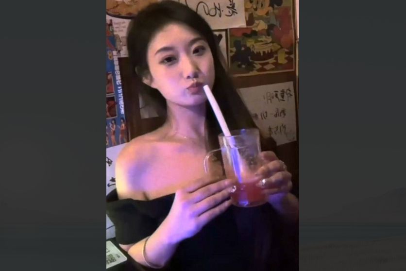 清纯女大学生穿裙拍照超乖，私下却抠逼自慰喷水，视频全被男友泄密了