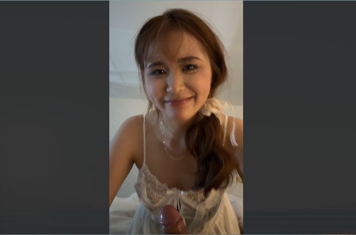 笑容灿烂的吃鸡高手，吃个臭屌把这骚货高兴坏了，估计几个月没尝过大屌味道了
