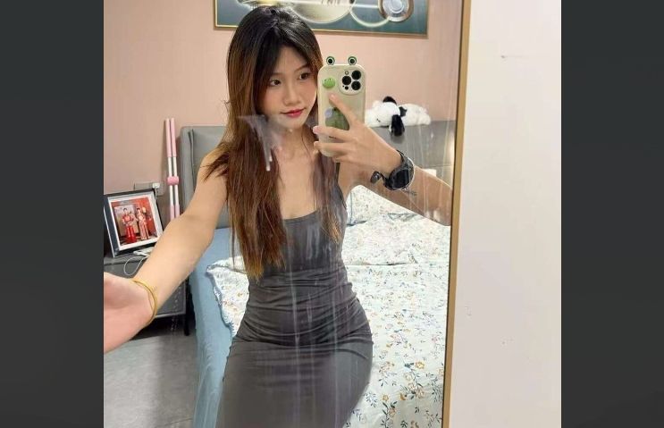 表面高冷学生妹私下被后入猛操，内射完高潮时伸舌头舔嘴角精液，反差婊太骚了！