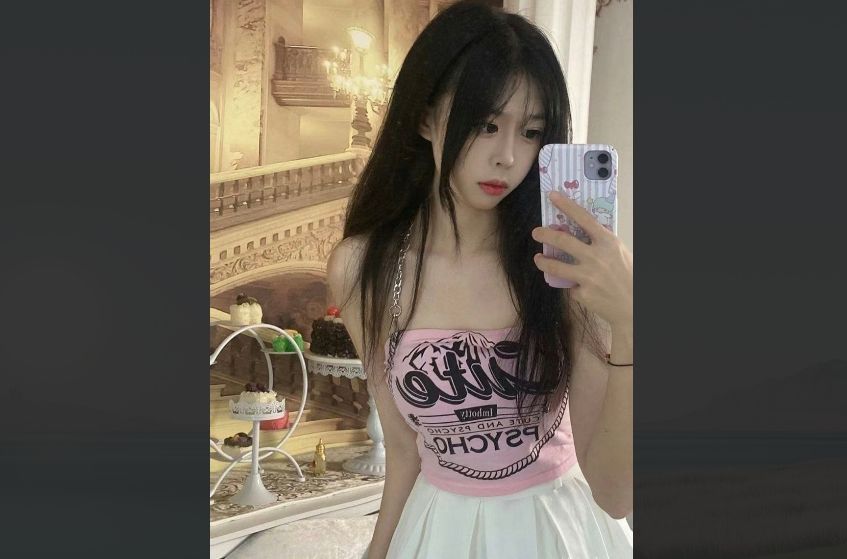 性感白嫩校花骚母狗，跟肌肉男男友到酒店，直接在浴室镜子前就直接后入猛插，还淫语不断真刺激