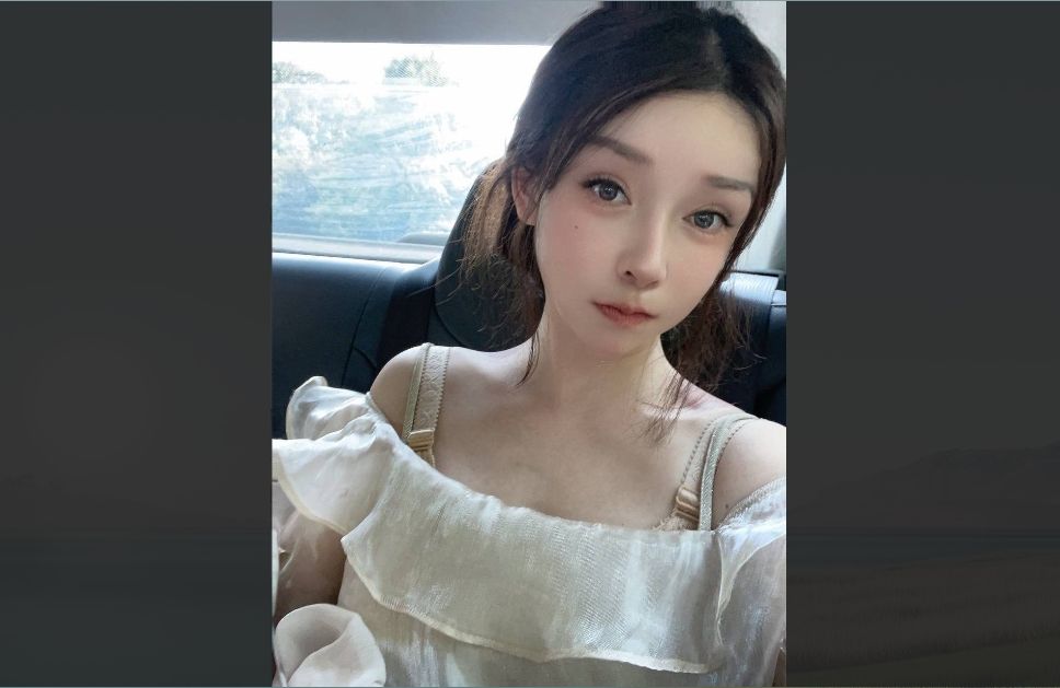 甜美高颜粉嫩少妇忍不住了，扒开粉逼给网友直播自慰，骚穴流水不止反差太大