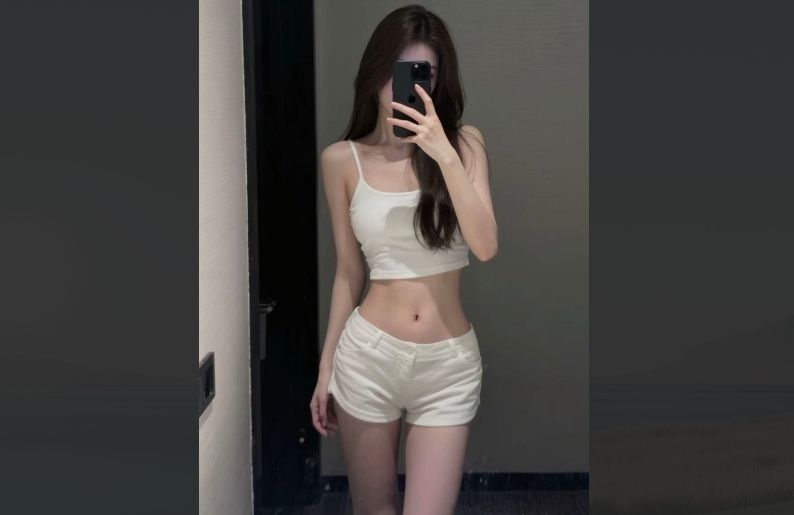 清纯颜值少女自拍美照表面看似文静私下实则反差，出租屋里被调教各种姿势抽插无套内射太顶